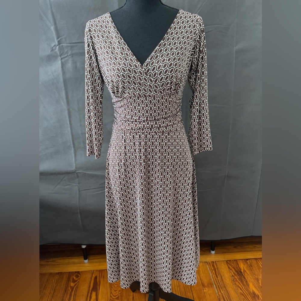 Maggy London Brown Sheath Dress with V-Neck and 3/4 Sleeves
